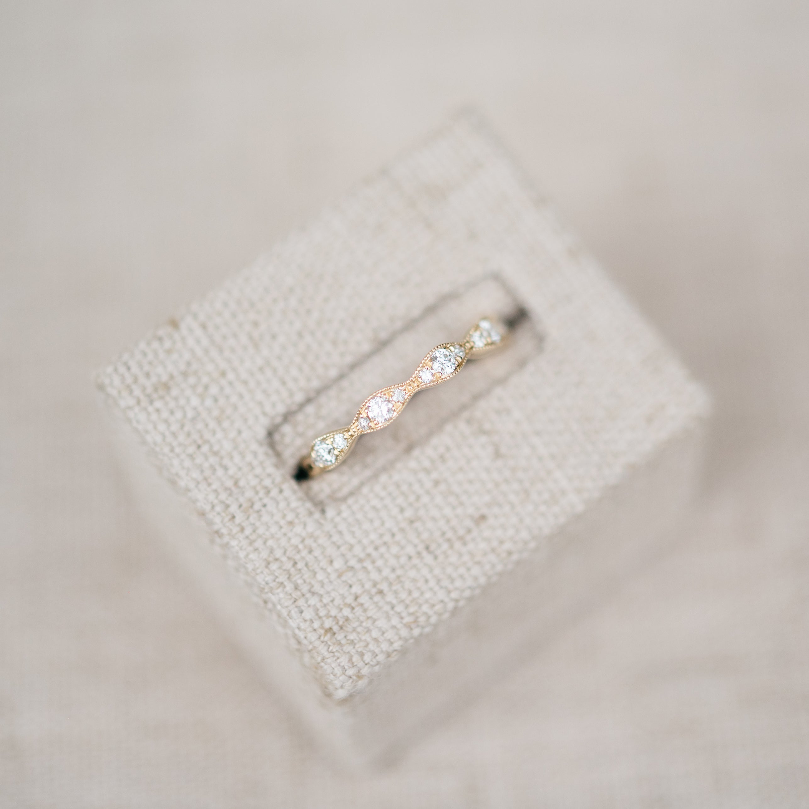 diamond scalloped band