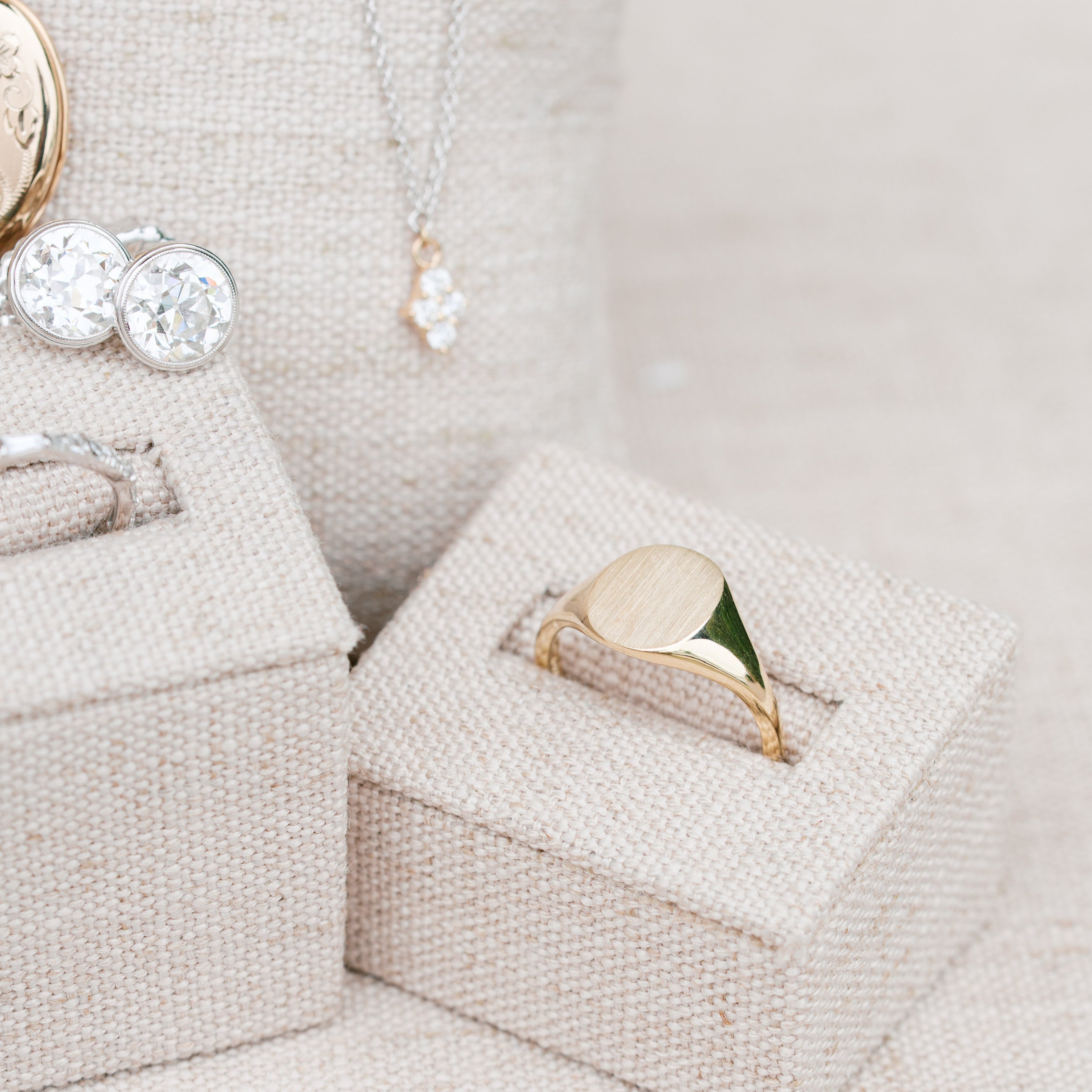 oval signet ring