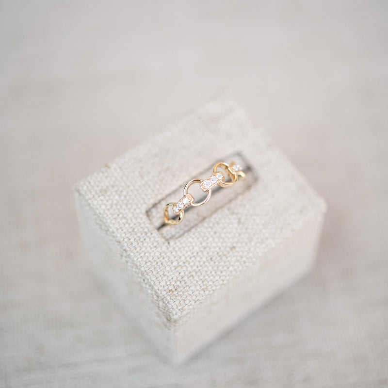 Yellow gold and diamond link band