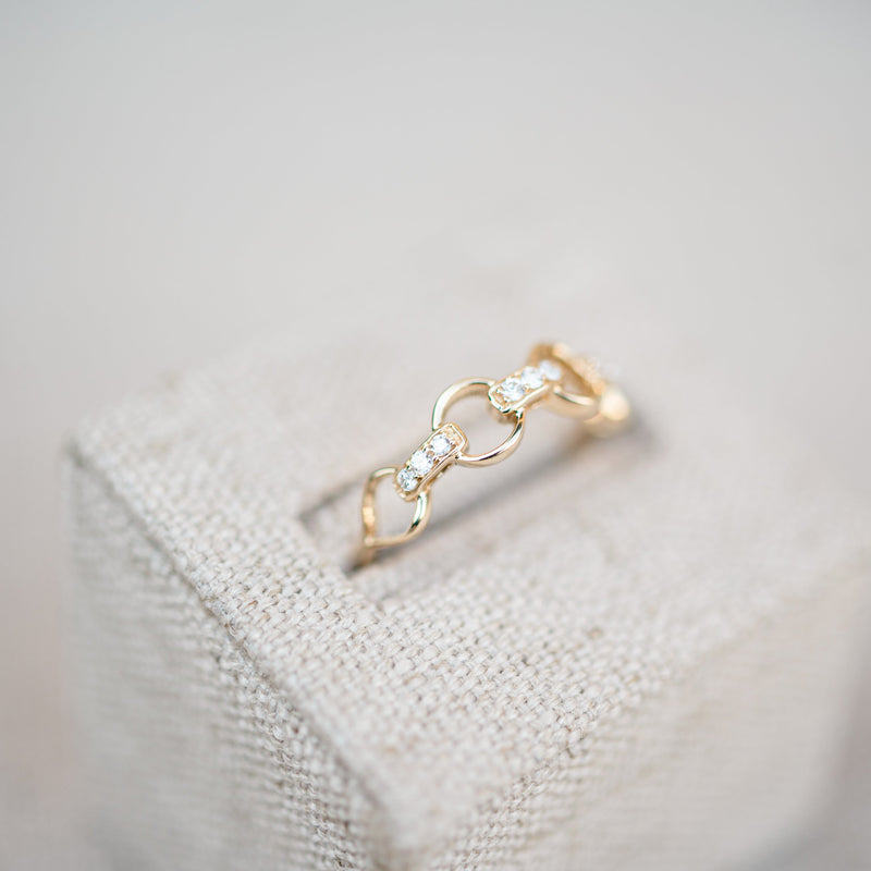 Yellow gold and diamond link band