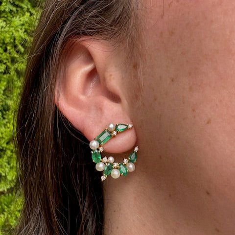 14k yellow gold emerald and pearl crescent swirl earrings