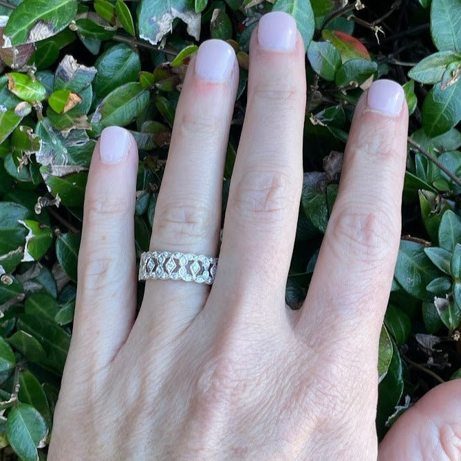 Diamond Scalloped Band