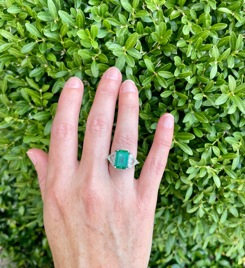 Emerald ring with 2025 trillion side diamonds